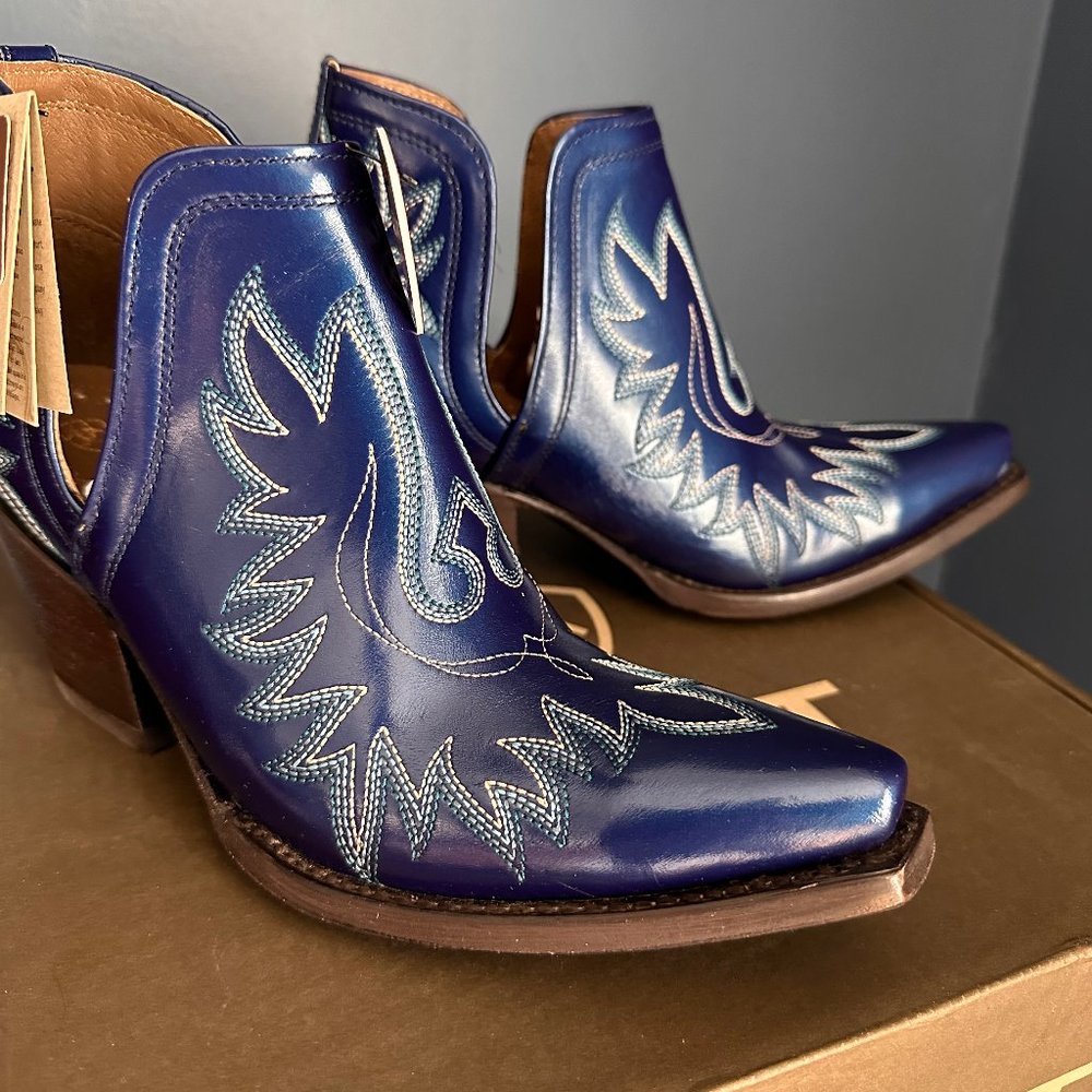 Ariat Dixon Womens brand New in box. Blue Cowboy Boots size 8.5